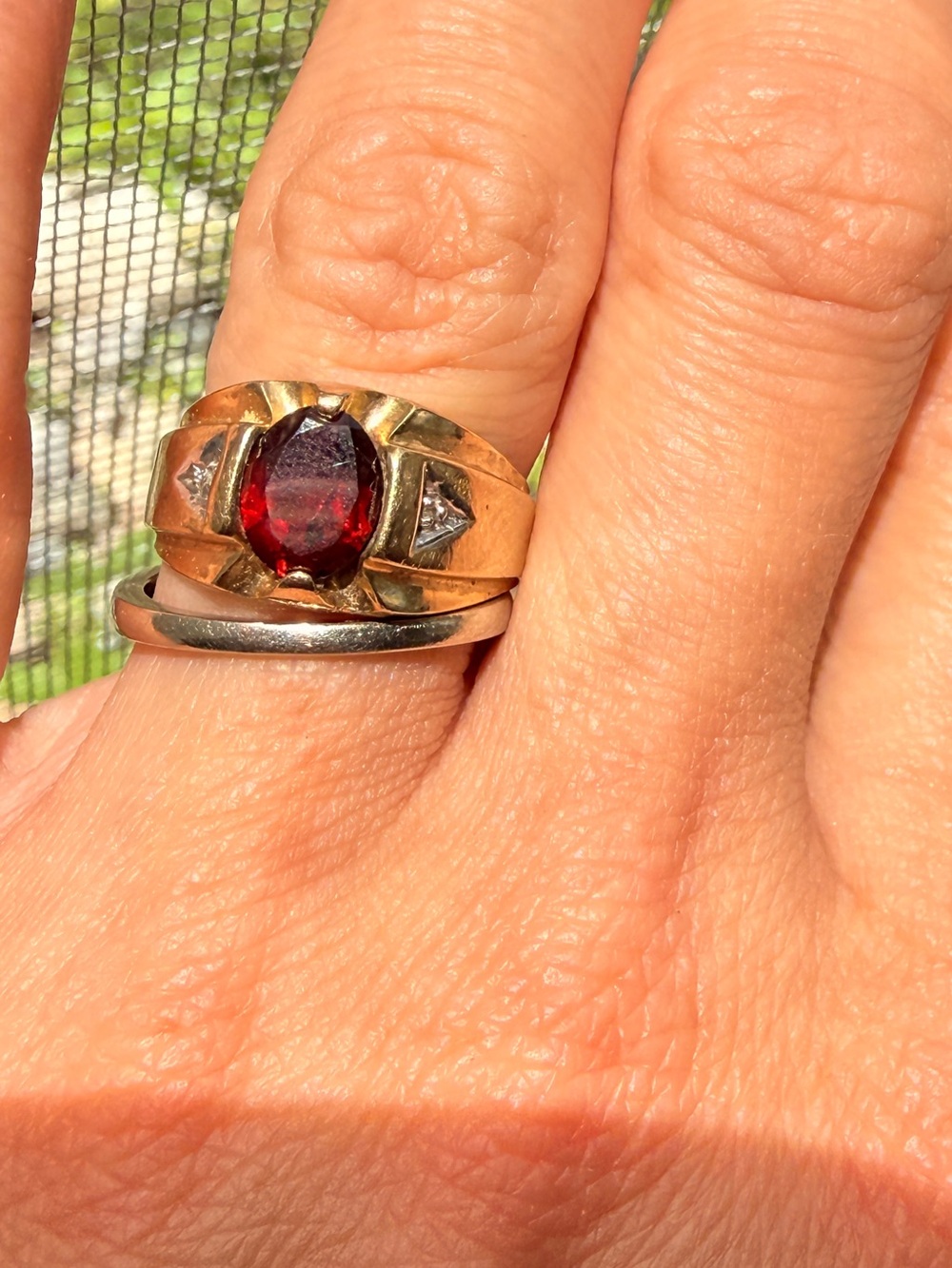 ✨10K Yellow Gold Garnet Ring ✨
   SZ 7-8 please see pics